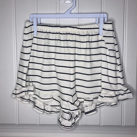 Boutique Black and white striped lounge set - Picture 9 of 10